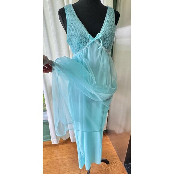 Vintage 60s slip-on negligee, aqua blue, empire waist, smocked bodice sleeveless - Picture 8 of 8